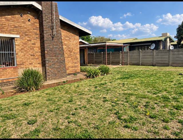 3 BEDROOM HOUSE FOR SALE IN VANDERBIJLPARK CE 2